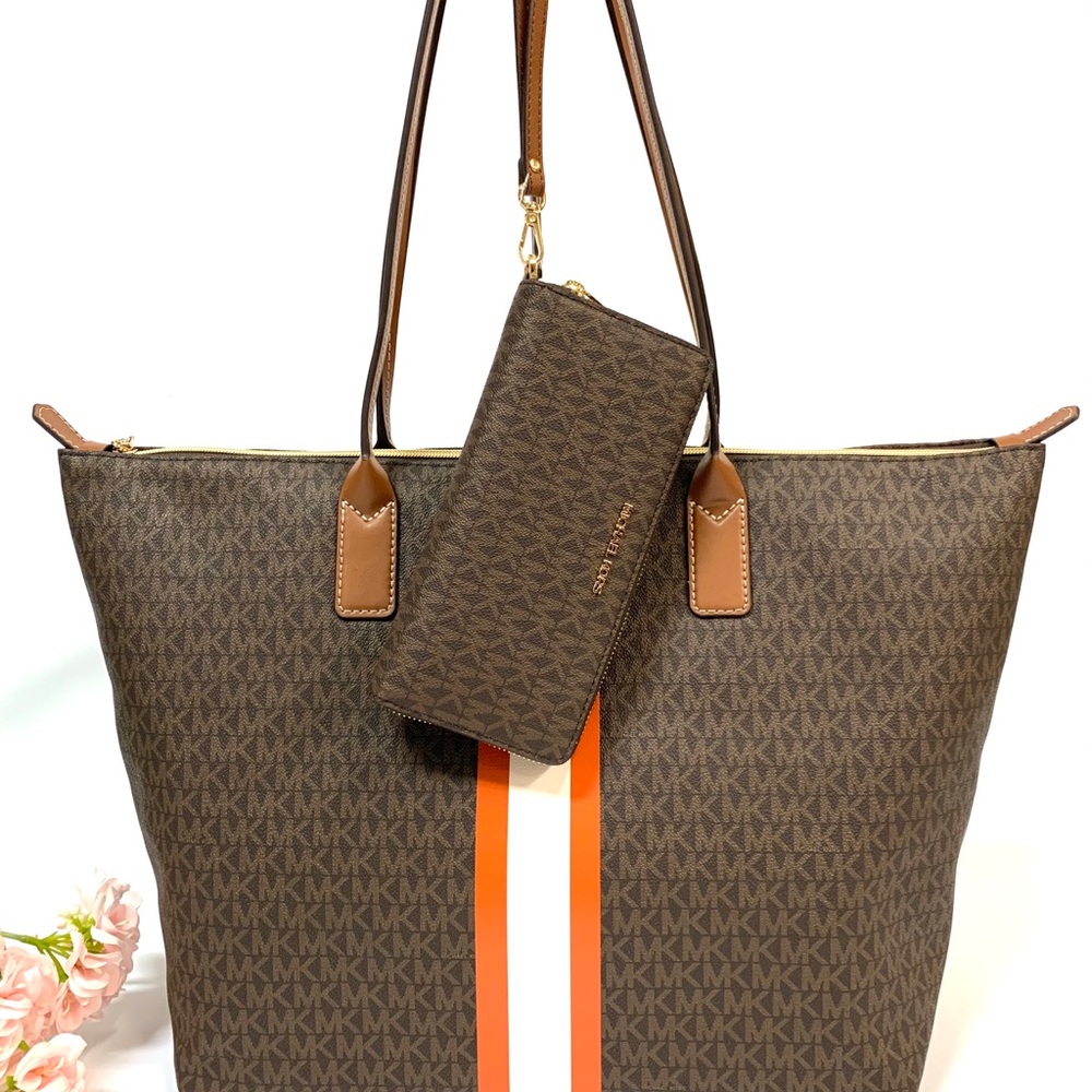 Michael Kors LG TZ Tote & Wristlet Set/ Brown